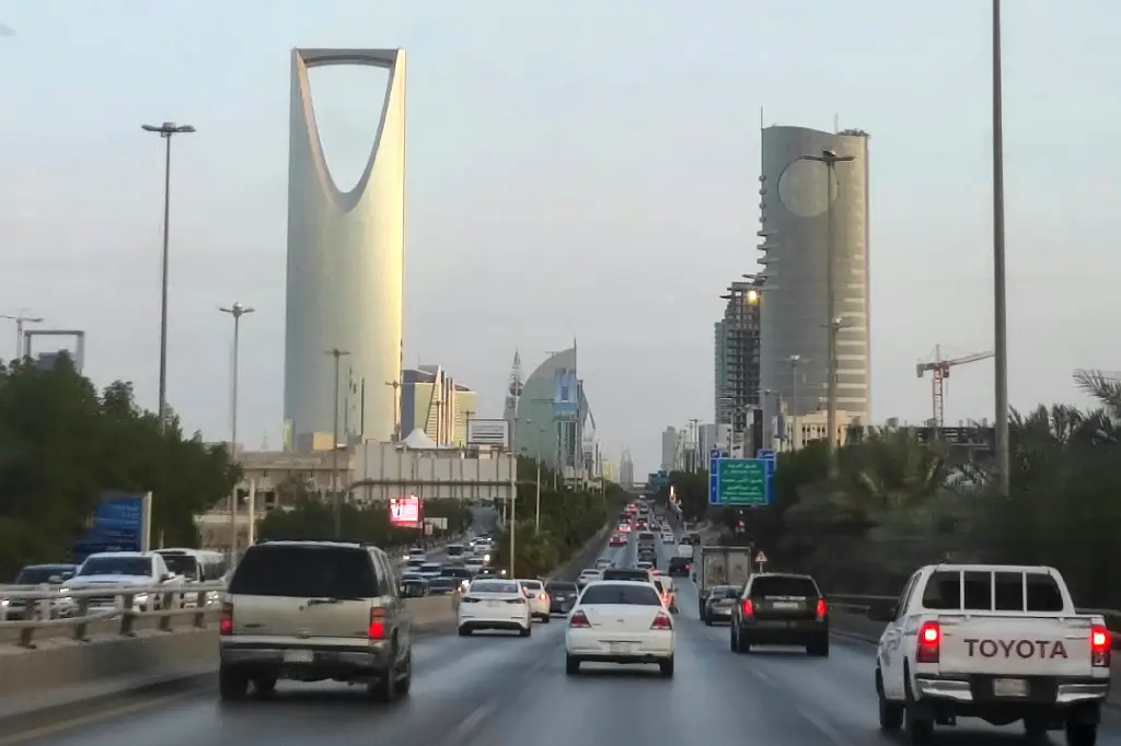 پارادوکس نفت: چگونه دو دولت نفتی انتخاب‌های متضادی کردند—و چرا یکی رشد یافت و دیگری تزلزل خورد